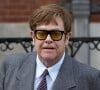 Elton John a la santé fragile ces derniers temps. 
Elton John à la sortie du tribunal à Londres.