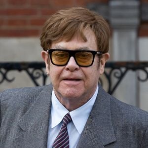 Elton John a la santé fragile ces derniers temps. 
Elton John à la sortie du tribunal à Londres.