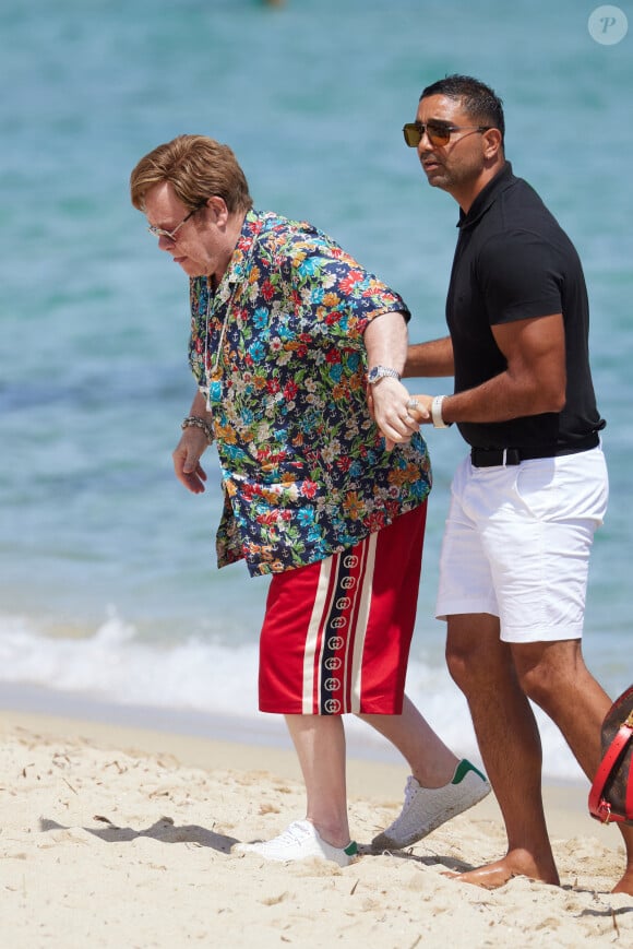 Exclusif - Elton John et son mari David Furnish, accompagnés de leurs fils Zachary 12 ans et Elijah, 9 ans, et de quelques amis, vont au restaurant "Loulou" à Ramatuelle avant de faire du shopping à Saint-Tropez, le 10 août 2023.