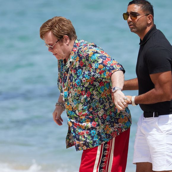 Exclusif - Elton John et son mari David Furnish, accompagnés de leurs fils Zachary 12 ans et Elijah, 9 ans, et de quelques amis, vont au restaurant "Loulou" à Ramatuelle avant de faire du shopping à Saint-Tropez, le 10 août 2023.