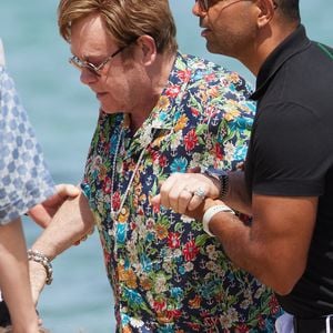 Exclusif - Elton John et son mari David Furnish, accompagnés de leurs fils Zachary 12 ans et Elijah, 9 ans, et de quelques amis, vont au restaurant "Loulou" à Ramatuelle avant de faire du shopping à Saint-Tropez, le 10 août 2023.