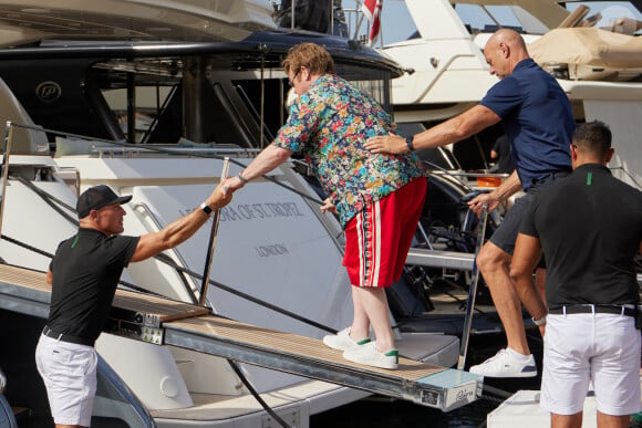 Exclusif - Elton John et son mari David Furnish, accompagnés de leurs fils Zachary 12 ans et Elijah, 9 ans, et de quelques amis, vont au restaurant "Loulou" à Ramatuelle avant de faire du shopping à Saint-Tropez, le 10 août 2023.