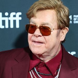 Résultat des courses ? L'artiste a été hospitalisé à Monaco pour s'assurer qu'il n'avait rien de grave. 
Elton John à la première de ''Elton John: Never Too Late'' lors du Festival international du film de Toronto le 6 septembre 2024.