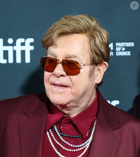 Résultat des courses ? L'artiste a été hospitalisé à Monaco pour s'assurer qu'il n'avait rien de grave. 
Elton John à la première de ''Elton John: Never Too Late'' lors du Festival international du film de Toronto le 6 septembre 2024.