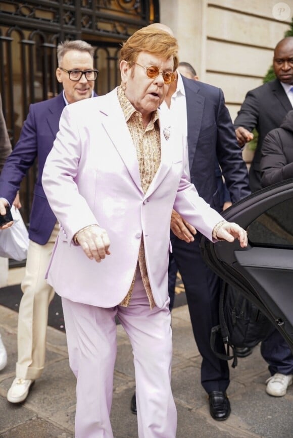 Elton John sort de son hôtel à Paris.