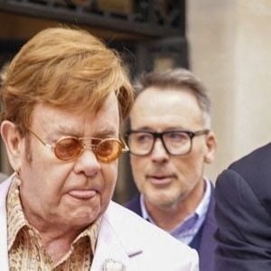 Elton John sort de son hôtel à Paris.