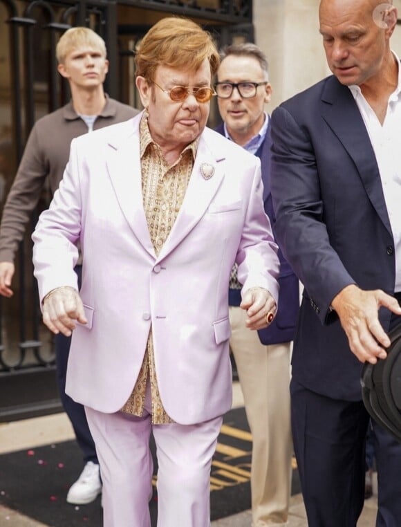 Elton John sort de son hôtel à Paris.