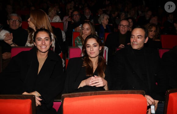 Exclusif - Anthony Delon et ses filles Loup et Liv lors de la soirée hommage Ciné-concert symphonique "Alain Delon, le dernier Samouraï" au palais des congrès à Paris le 8 novembre 2024 le jour de son anniversaire. Pour cette soirée, le chef d'orchestre Vahan Mardirossian a dirigé l'orchestre symphonique de Douai. © Jacovides / Moreau / Bestimage