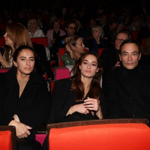 Voilà un papa fier
Exclusif - Anthony Delon et ses filles Loup et Liv lors de la soirée hommage Ciné-concert symphonique "Alain Delon, le dernier Samouraï" au palais des congrès à Paris le jour de son anniversaire. Pour cette soirée, le chef d'orchestre Vahan Mardirossian a dirigé l'orchestre symphonique de Douai. © Jacovides / Moreau / Bestimage