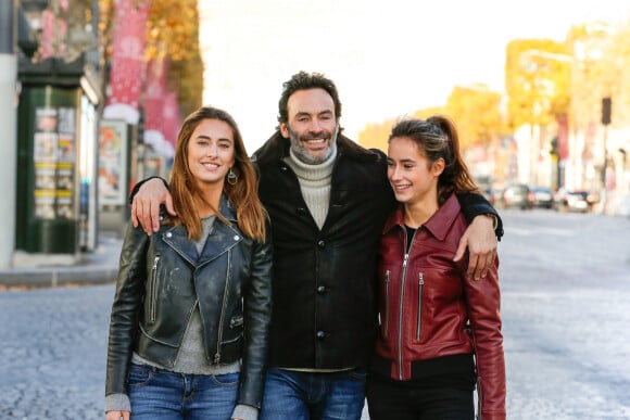 Les demoiselles Loup et Liv ont posé pour une marque d'accessoires
Exclusif - Rendez-vous avec Anthony Delon et ses filles Loup et Liv sur les Champs-Elysées à Paris, France, le 26 novembre 2017. © Philippe Doignon/Bestimage