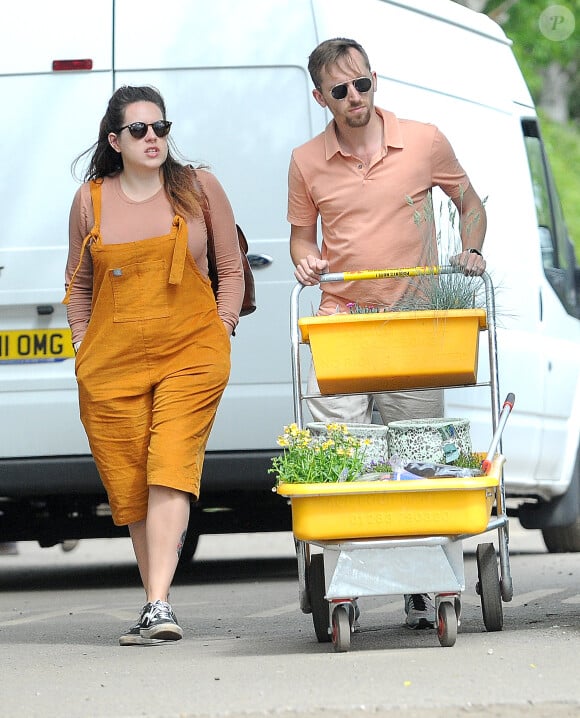 Une perte qui "lui a donné l'envie de ne plus prendre de temps" avec ses propres enfants
 
Exclusif - Isabella Cruise (fille de Tom Cruise et de Nicole Kidman) et son mari Max Parker sont allés acheter des plantes pour leur jardin à Londres le 26 mai 2019.