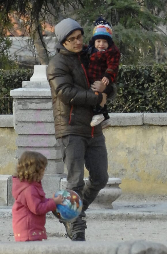 Gael Garcia Bernal se promène avec sa compagne Dolores Fonzi et leur fils Lazaro à Madrid le 13 mars 2010