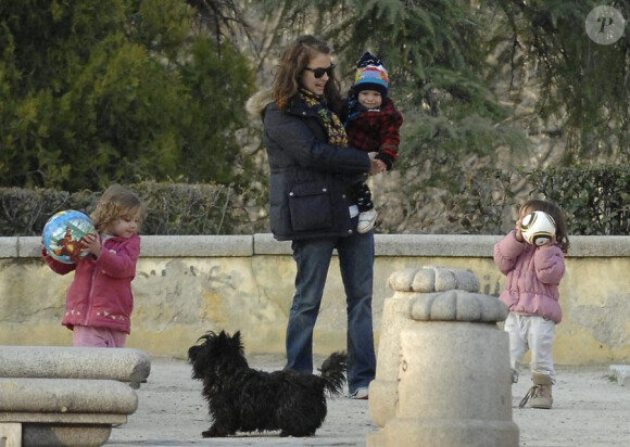 Gael Garcia Bernal se promène avec sa compagne Dolores Fonzi et leur fils Lazaro à Madrid le 13 mars 2010