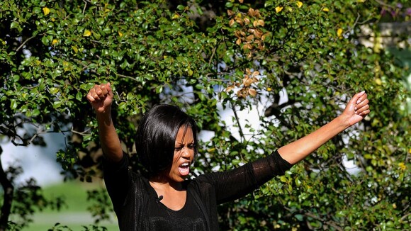 Michelle Obama rechausse ses baskets, et n'hésite pas à... se salir !