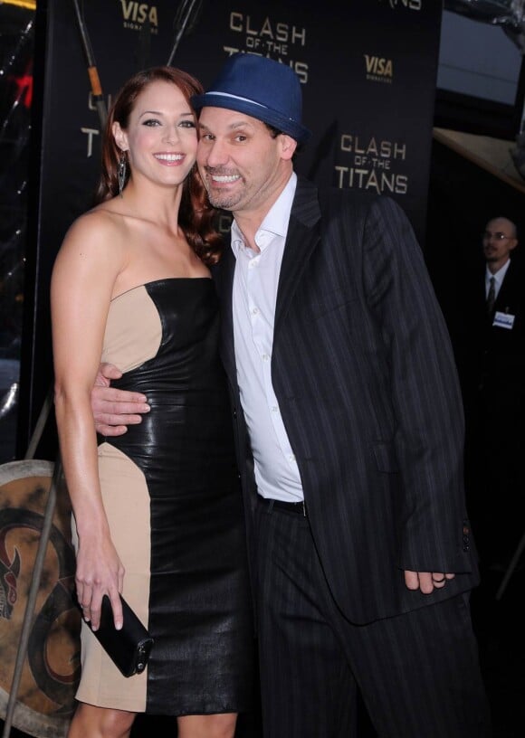 Amanda Righetti dans les bras de son mari, le réalisateur Jordan Alan.