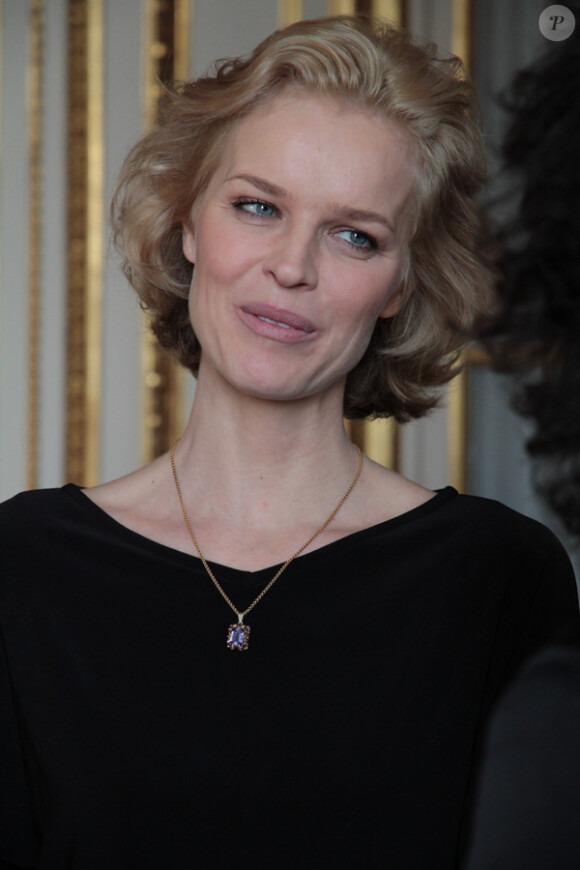 Eva Herzigova à sa présentation à l'hôtel Crillon à Paris en janvier 2010.