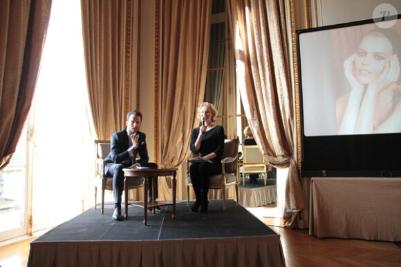 Eva Herzigova à sa présentation à l'hôtel Crillon à Paris en janvier 2010.