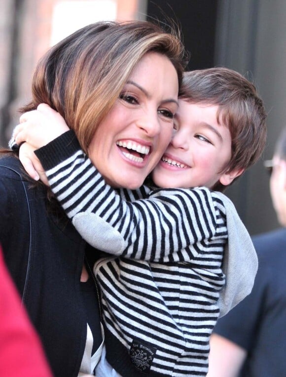 Mariska Hargitay reçoit la visite de son fils, August, sur le tournage de New York Unité Spéciale, le 1er avril 2010 !