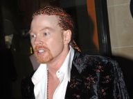 Regardez Axl Rose, de Guns N' Roses, se faire jeter des bouteilles en plein concert... Il n'est pas content !
