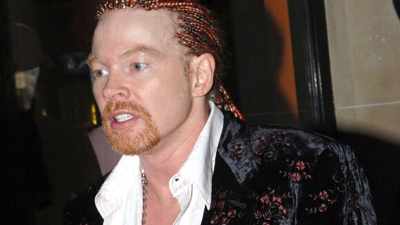 Regardez Axl Rose, de Guns N' Roses, se faire jeter des bouteilles en plein concert... Il n'est pas content !