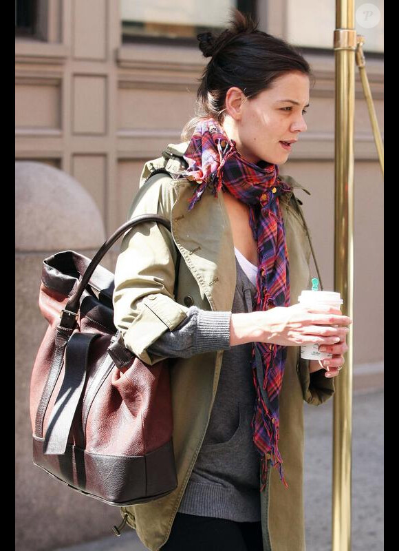 Katie Holmes sans maquillage et avec une petite mine à la sortie de son appartement à New York le 2 avril 2010