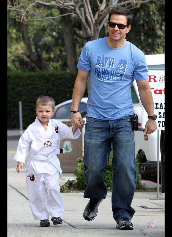 Mark Wahlberg accompagne son fils Michael à son cours de karaté le 2 avril 2010 à Brentwood Los Angeles