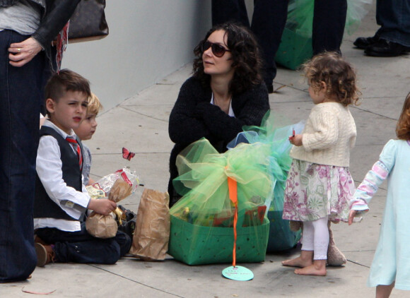 Sara Gilbert et ses enfants Sawyer et Levi se rendent à la fête de Pâques organisée par Ron Meyer à Malibu, le 4 avril 2010