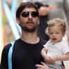 Tobey Maguire et son fils Otis se rendent à la fête de Pâques organisée par Ron Meyer à Malibu, le 4 avril 2010