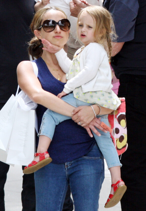 Jennifer Meyer et sa fille Ruby se rendent à la fête de Pâques organisée par son père Ron Meyer à Malibu, le 4 avril 2010