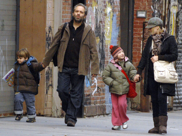 Sam Mendes et Kate Winslet avec leurs enfants Jon et Mia, en janvier 2008, au temps du bonheur pour le couple