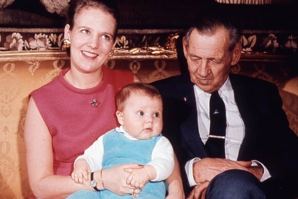 Margrethe II de Danemark (photo : avec le prince Frederik sur les genoux en 1969) fêtera le 16 avril ses 70 ans : après avoir inauguré une exposition de ses peintures, elle a procédé à l'arrivée aux flambeaux de la famille royale à Fredensborg !
