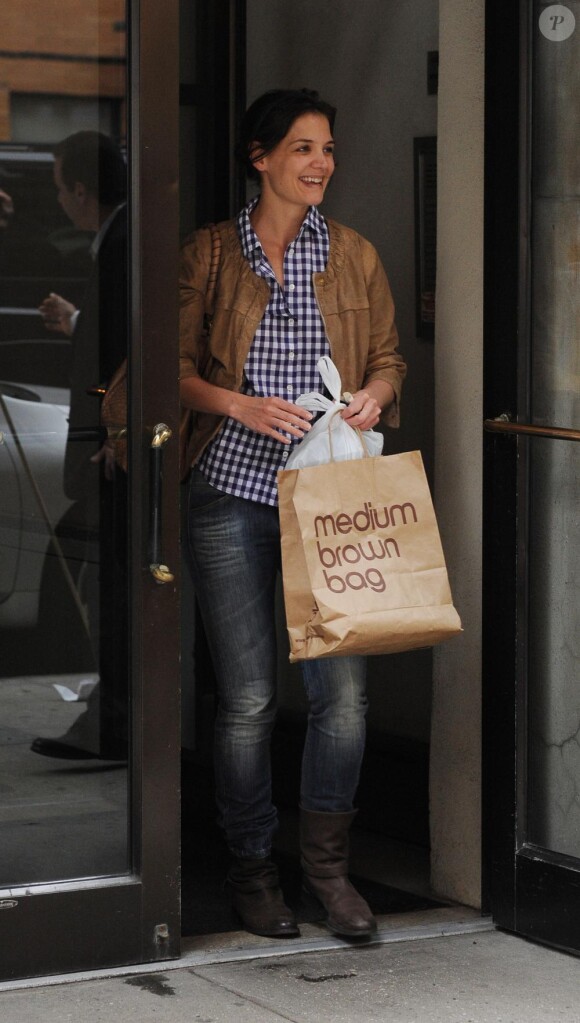 Katie Holmes sort de chez elle, pour se rendre sur le tournage de son film, Son of No One, le 9 avril 2010