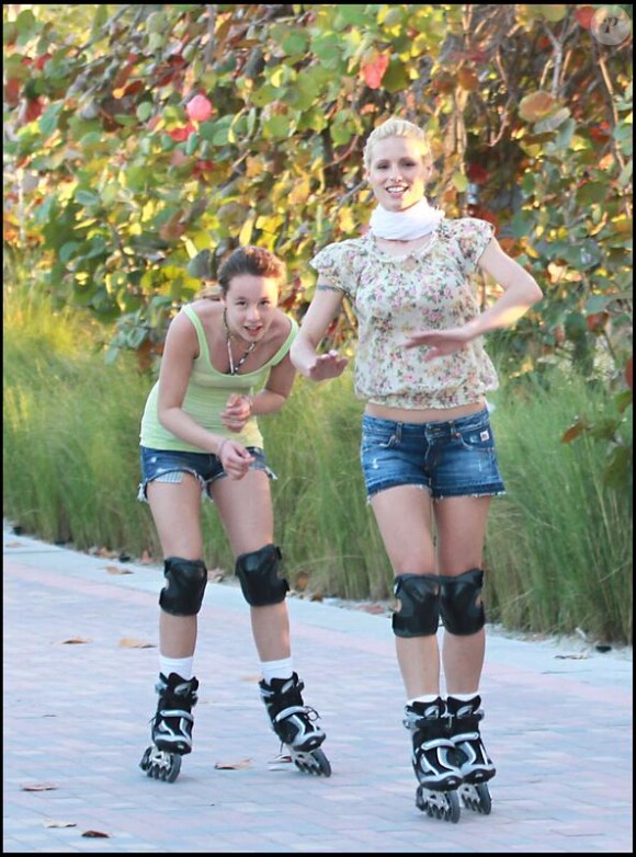 Michelle Hunziker et sa fille Aurora se ressemblent énormément question morphologie. Elles font du roller à Miami. Avril 2010