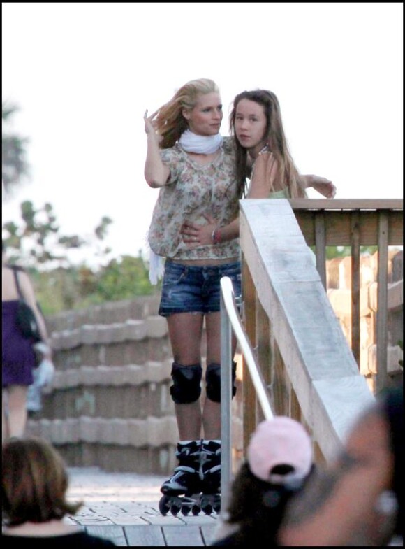 Michelle Hunziker et sa fille Aurora se ressemblent énormément question morphologie. Elles font du roller à Miami. Avril 2010