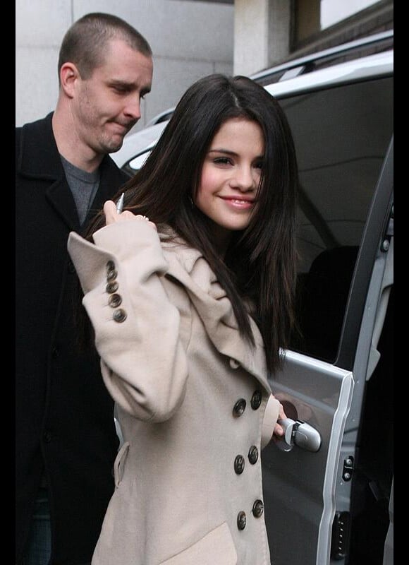 Selena Gomez se rend dans un studio londonien, dans le cadre de la promo de son album Kiss & Tell, le lundi 5 avril.