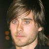 En novembre 2004, Jared se la joue enfant sage et opte pour une mèche sur le visage et des cheveux légèrement plus longs derrière.
