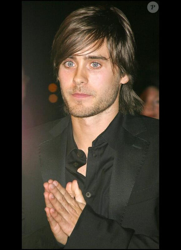 En novembre 2004, Jared se la joue enfant sage et opte pour une mèche sur le visage et des cheveux légèrement plus longs derrière.