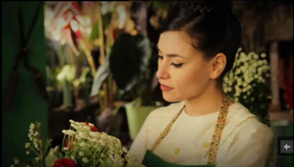 Olivia Ruiz, fleuriste fatale dans le clip des Crêpes aux champignons (photo), devient Flora la nymphe pour Guerlain.