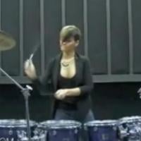 Regardez Rihanna prendre un cours de batterie avec une vraie... rockstar !