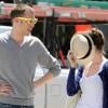 Anne Hathaway se promène avec un ami dans Santa Monica le 13 avril 2010