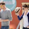 Anne Hathaway se promène avec un ami dans Santa Monica le 13 avril 2010
