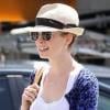 Anne Hathaway se promène avec un ami dans Santa Monica le 13 avril 2010