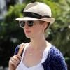 Anne Hathaway se promène avec un ami dans Santa Monica le 13 avril 2010