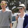 Anne Hathaway se promène avec un ami dans Santa Monica le 13 avril 2010