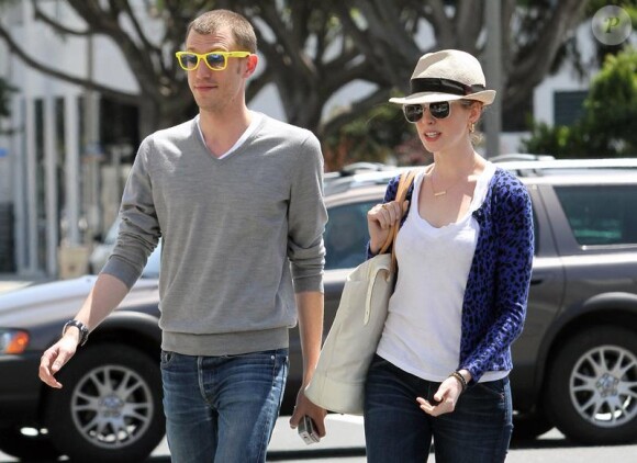 Anne Hathaway se promène avec un ami dans Santa Monica le 13 avril 2010
 