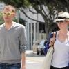 Anne Hathaway se promène avec un ami dans Santa Monica le 13 avril 2010