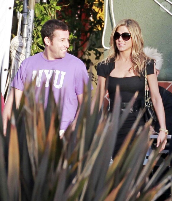 Jennifer Aniston et Adam Sandler sur le tournage de Just go with it, à Los Angeles, le 14 avril 2010 !