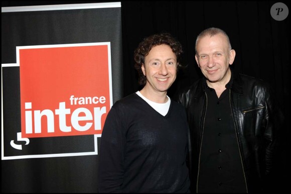 Stéphane Bern et Jean-Paul Gaultier pour Le fou du roi en direct  du 11e Festival du Film Francophone de Grèce, à Athènes, le 15 avril  2010