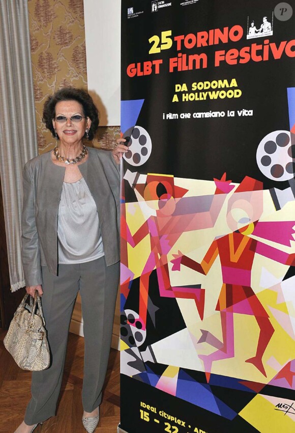 Claudia Cardinale présente Le Fil à l'ouverture du 25e Festival du film gay et lesbien de Turin, le 15 avril 2010 !