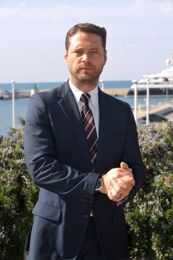 Le beau Jason Priestley vient promouvoir sa nouvelle série Call me Fitz au MIP de Cannes (12 avril 2010)